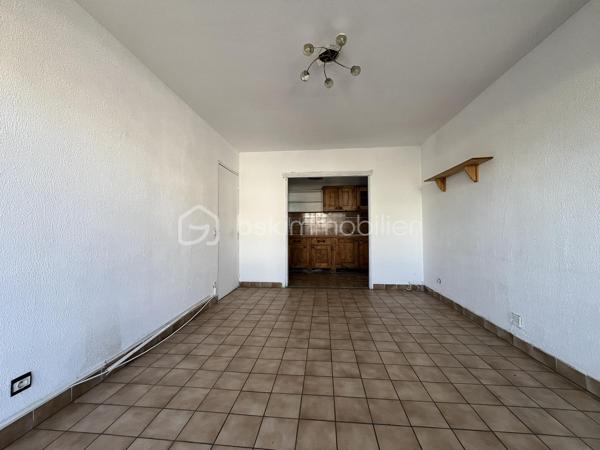 Situé dans le secteur recherché des Marronniers, au sein d'un environnement calme et agréable, venez découvrir cet appartement de type 2 d'une superficie de 45,16 m² (loi Carrez), situé au 1er étage d'une résidence avec ascenseur, offrant un beau potentiel après rénovation.

L'appartement se compose d'une entrée desservant un salon/salle à manger lumineux, une cuisine indépendante, une chambre, une salle de bains, un WC séparé, ainsi qu'un cellier pratique pour le rangement.

Vous profiterez également d'une terrasse de 8 m², idéale pour vos moments de détente, ainsi que d'une place de parking privative.

Le bien est équipé de la climatisation, un véritable atout de confort.

Des travaux de rénovation sont à prévoir, offrant l'opportunité de repenser entièrement cet appartement selon vos goûts et vos besoins. Une belle occasion pour un premier achat, un investissement locatif ou un projet de résidence principale personnalisé.

Informations complémentaires :

Surface loi Carrez : 45,16 m²
Situé au 1er étage avec ascenseur
Terrasse : 8 m²
Place de parking privative
Taxe foncière : 1 025 € / an
Charges de copropriété : 110 € / mois, comprenant l'eau, l'ascenseur et l'entretien des parties communes

Un bien à fort potentiel, idéalement situé, à découvrir sans tarder !