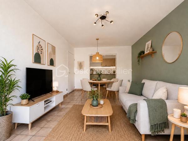 Situé dans le secteur recherché des Marronniers, au sein d'un environnement calme et agréable, venez découvrir cet appartement de type 2 d'une superficie de 45,16 m² (loi Carrez), situé au 1er étage d'une résidence avec ascenseur, offrant un beau potentiel après rénovation.

L'appartement se compose d'une entrée desservant un salon/salle à manger lumineux, une cuisine indépendante, une chambre, une salle de bains, un WC séparé, ainsi qu'un cellier pratique pour le rangement.

Vous profiterez également d'une terrasse de 8 m², idéale pour vos moments de détente, ainsi que d'une place de parking privative.

Le bien est équipé de la climatisation, un véritable atout de confort.

Des travaux de rénovation sont à prévoir, offrant l'opportunité de repenser entièrement cet appartement selon vos goûts et vos besoins. Une belle occasion pour un premier achat, un investissement locatif ou un projet de résidence principale personnalisé.

Informations complémentaires :

Surface loi Carrez : 45,16 m²
Situé au 1er étage avec ascenseur
Terrasse : 8 m²
Place de parking privative
Taxe foncière : 1 025 € / an
Charges de copropriété : 110 € / mois, comprenant l'eau, l'ascenseur et l'entretien des parties communes

Un bien à fort potentiel, idéalement situé, à découvrir sans tarder !