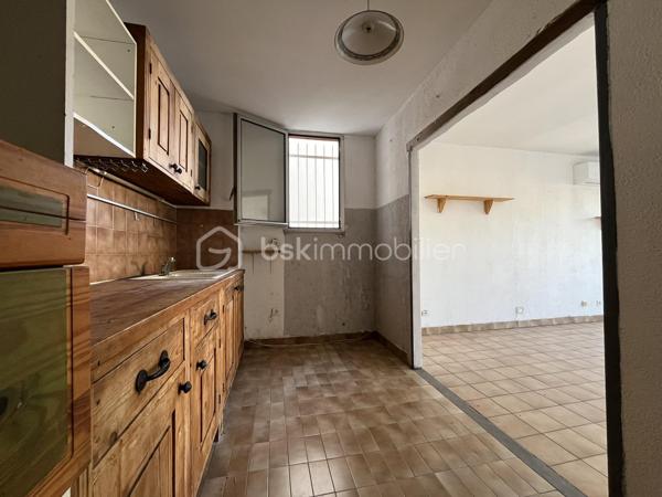 Situé dans le secteur recherché des Marronniers, au sein d'un environnement calme et agréable, venez découvrir cet appartement de type 2 d'une superficie de 45,16 m² (loi Carrez), situé au 1er étage d'une résidence avec ascenseur, offrant un beau potentiel après rénovation.

L'appartement se compose d'une entrée desservant un salon/salle à manger lumineux, une cuisine indépendante, une chambre, une salle de bains, un WC séparé, ainsi qu'un cellier pratique pour le rangement.

Vous profiterez également d'une terrasse de 8 m², idéale pour vos moments de détente, ainsi que d'une place de parking privative.

Le bien est équipé de la climatisation, un véritable atout de confort.

Des travaux de rénovation sont à prévoir, offrant l'opportunité de repenser entièrement cet appartement selon vos goûts et vos besoins. Une belle occasion pour un premier achat, un investissement locatif ou un projet de résidence principale personnalisé.

Informations complémentaires :

Surface loi Carrez : 45,16 m²
Situé au 1er étage avec ascenseur
Terrasse : 8 m²
Place de parking privative
Taxe foncière : 1 025 € / an
Charges de copropriété : 110 € / mois, comprenant l'eau, l'ascenseur et l'entretien des parties communes

Un bien à fort potentiel, idéalement situé, à découvrir sans tarder !