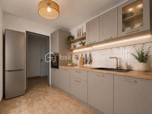 Situé dans le secteur recherché des Marronniers, au sein d'un environnement calme et agréable, venez découvrir cet appartement de type 2 d'une superficie de 45,16 m² (loi Carrez), situé au 1er étage d'une résidence avec ascenseur, offrant un beau potentiel après rénovation.

L'appartement se compose d'une entrée desservant un salon/salle à manger lumineux, une cuisine indépendante, une chambre, une salle de bains, un WC séparé, ainsi qu'un cellier pratique pour le rangement.

Vous profiterez également d'une terrasse de 8 m², idéale pour vos moments de détente, ainsi que d'une place de parking privative.

Le bien est équipé de la climatisation, un véritable atout de confort.

Des travaux de rénovation sont à prévoir, offrant l'opportunité de repenser entièrement cet appartement selon vos goûts et vos besoins. Une belle occasion pour un premier achat, un investissement locatif ou un projet de résidence principale personnalisé.

Informations complémentaires :

Surface loi Carrez : 45,16 m²
Situé au 1er étage avec ascenseur
Terrasse : 8 m²
Place de parking privative
Taxe foncière : 1 025 € / an
Charges de copropriété : 110 € / mois, comprenant l'eau, l'ascenseur et l'entretien des parties communes

Un bien à fort potentiel, idéalement situé, à découvrir sans tarder !