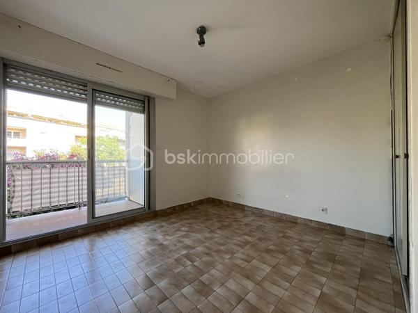 Situé dans le secteur recherché des Marronniers, au sein d'un environnement calme et agréable, venez découvrir cet appartement de type 2 d'une superficie de 45,16 m² (loi Carrez), situé au 1er étage d'une résidence avec ascenseur, offrant un beau potentiel après rénovation.

L'appartement se compose d'une entrée desservant un salon/salle à manger lumineux, une cuisine indépendante, une chambre, une salle de bains, un WC séparé, ainsi qu'un cellier pratique pour le rangement.

Vous profiterez également d'une terrasse de 8 m², idéale pour vos moments de détente, ainsi que d'une place de parking privative.

Le bien est équipé de la climatisation, un véritable atout de confort.

Des travaux de rénovation sont à prévoir, offrant l'opportunité de repenser entièrement cet appartement selon vos goûts et vos besoins. Une belle occasion pour un premier achat, un investissement locatif ou un projet de résidence principale personnalisé.

Informations complémentaires :

Surface loi Carrez : 45,16 m²
Situé au 1er étage avec ascenseur
Terrasse : 8 m²
Place de parking privative
Taxe foncière : 1 025 € / an
Charges de copropriété : 110 € / mois, comprenant l'eau, l'ascenseur et l'entretien des parties communes

Un bien à fort potentiel, idéalement situé, à découvrir sans tarder !