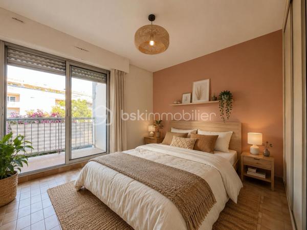 Situé dans le secteur recherché des Marronniers, au sein d'un environnement calme et agréable, venez découvrir cet appartement de type 2 d'une superficie de 45,16 m² (loi Carrez), situé au 1er étage d'une résidence avec ascenseur, offrant un beau potentiel après rénovation.

L'appartement se compose d'une entrée desservant un salon/salle à manger lumineux, une cuisine indépendante, une chambre, une salle de bains, un WC séparé, ainsi qu'un cellier pratique pour le rangement.

Vous profiterez également d'une terrasse de 8 m², idéale pour vos moments de détente, ainsi que d'une place de parking privative.

Le bien est équipé de la climatisation, un véritable atout de confort.

Des travaux de rénovation sont à prévoir, offrant l'opportunité de repenser entièrement cet appartement selon vos goûts et vos besoins. Une belle occasion pour un premier achat, un investissement locatif ou un projet de résidence principale personnalisé.

Informations complémentaires :

Surface loi Carrez : 45,16 m²
Situé au 1er étage avec ascenseur
Terrasse : 8 m²
Place de parking privative
Taxe foncière : 1 025 € / an
Charges de copropriété : 110 € / mois, comprenant l'eau, l'ascenseur et l'entretien des parties communes

Un bien à fort potentiel, idéalement situé, à découvrir sans tarder !