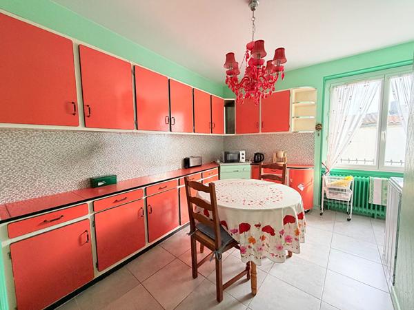 Maison + local commercial Saint Xandre Centre bourg