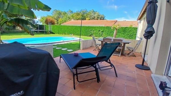 BREUILLET  17920. Agréable maison de plain pied de 101 m² sur une parcelle de 1022 m²