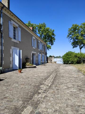 Grande propriété rénovée avec gîtes et 5 hectares de terrain aux portes de Tours