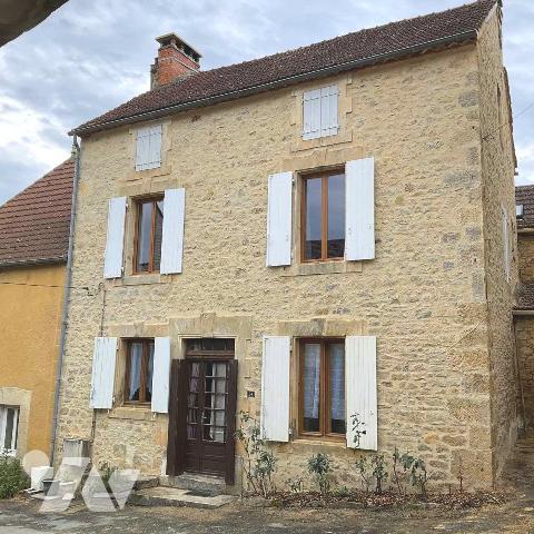 A VENDRE : Agréable maison en pierre, située dans village avec commerces, à 15 kilomètres au su...