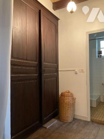 A VENDRE : Agréable maison en pierre, située dans village avec commerces, à 15 kilomètres au su...