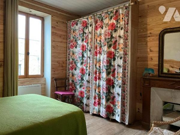 A VENDRE : Agréable maison en pierre, située dans village avec commerces, à 15 kilomètres au su...