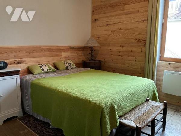 A VENDRE : Agréable maison en pierre, située dans village avec commerces, à 15 kilomètres au su...