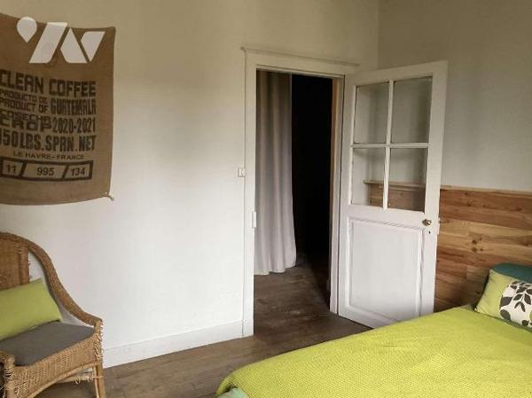 A VENDRE : Agréable maison en pierre, située dans village avec commerces, à 15 kilomètres au su...