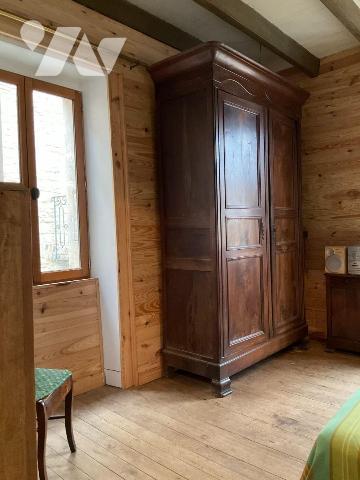 A VENDRE : Agréable maison en pierre, située dans village avec commerces, à 15 kilomètres au su...