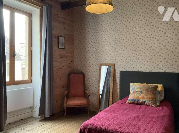 A VENDRE : Agréable maison en pierre, située dans village avec commerces, à 15 kilomètres au su...