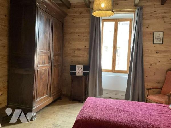 A VENDRE : Agréable maison en pierre, située dans village avec commerces, à 15 kilomètres au su...