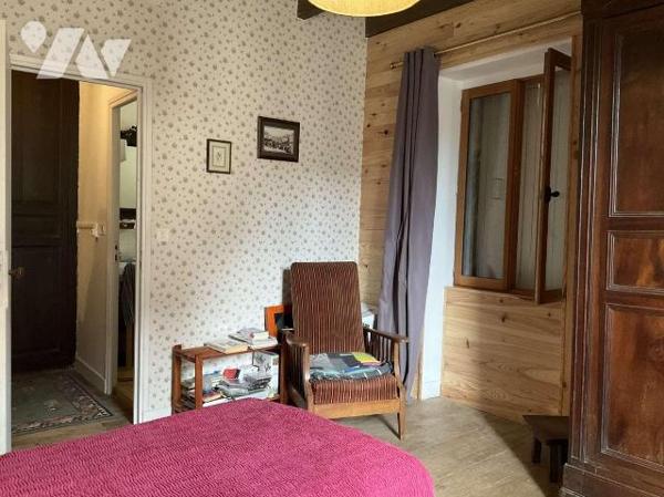 A VENDRE : Agréable maison en pierre, située dans village avec commerces, à 15 kilomètres au su...