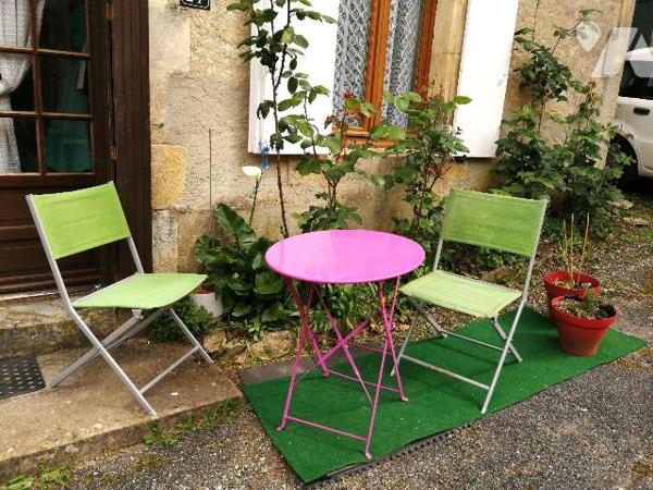 A VENDRE : Agréable maison en pierre, située dans village avec commerces, à 15 kilomètres au su...