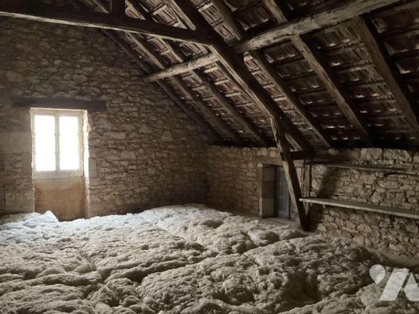 A VENDRE : Agréable maison en pierre, située dans village avec commerces, à 15 kilomètres au su...