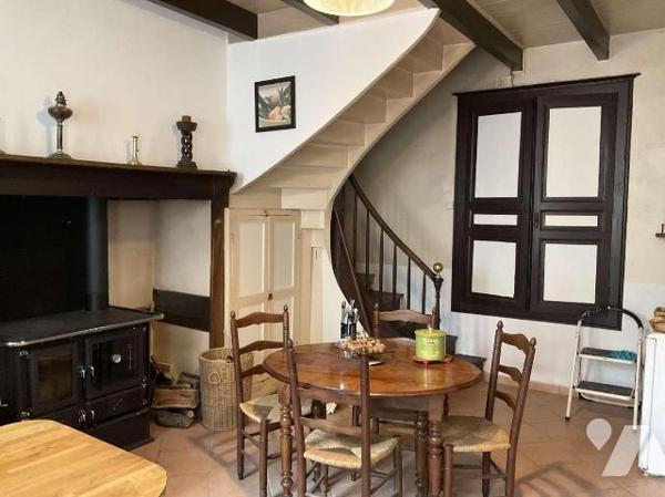 A VENDRE : Agréable maison en pierre, située dans village avec commerces, à 15 kilomètres au su...