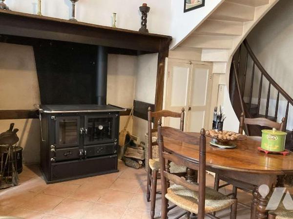 A VENDRE : Agréable maison en pierre, située dans village avec commerces, à 15 kilomètres au su...