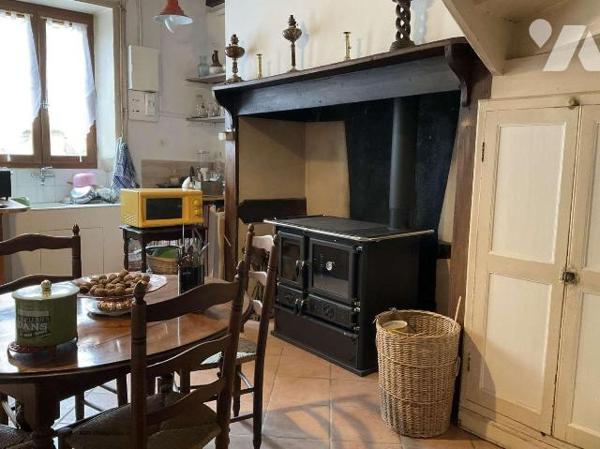 A VENDRE : Agréable maison en pierre, située dans village avec commerces, à 15 kilomètres au su...