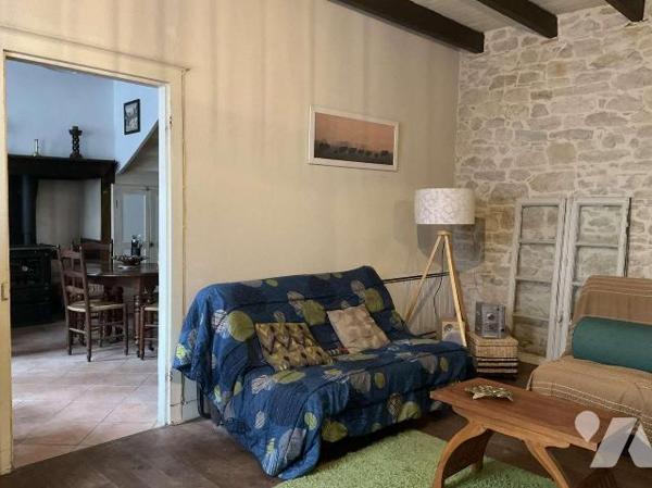A VENDRE : Agréable maison en pierre, située dans village avec commerces, à 15 kilomètres au su...