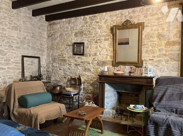 A VENDRE : Agréable maison en pierre, située dans village avec commerces, à 15 kilomètres au su...
