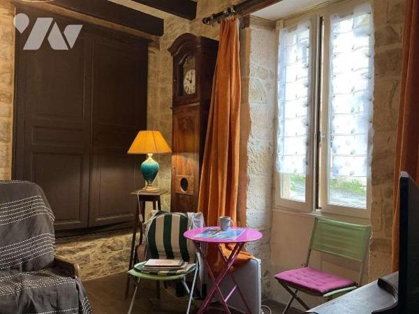 A VENDRE : Agréable maison en pierre, située dans village avec commerces, à 15 kilomètres au su...