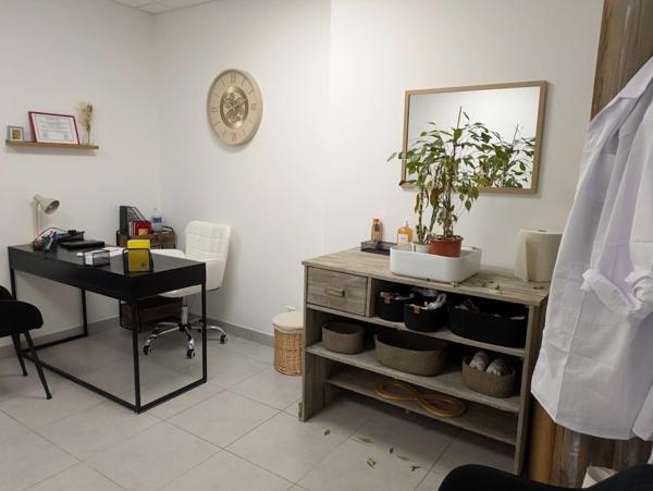 Dpt Isère (38), à vendre BOURGOIN JALLIEU Locaux commerciaux 115 m²
