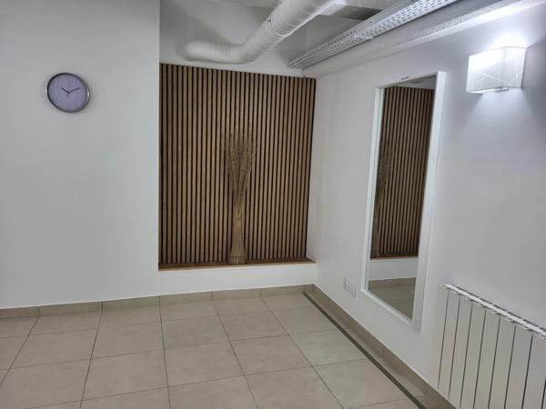 Dpt Isère (38), à vendre BOURGOIN JALLIEU Locaux commerciaux 115 m²