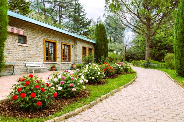 SAINT CYR AU MONT D'OR - MAISON DE 190 M2 - Agrandissement possible -TERRAIN DE 3 300 M2