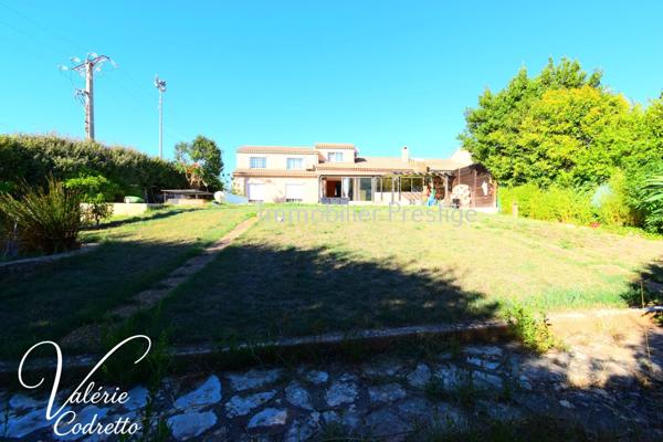 Villa 6 chambres avec terrain plat, piscine et 4 garages La Moutonne La Crau 155 m² habitables