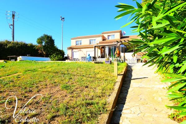 Villa 6 chambres avec terrain plat, piscine et 4 garages La Moutonne La Crau 155 m² habitables