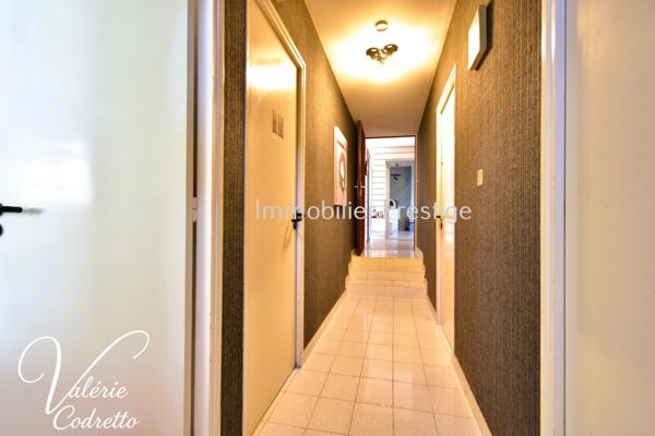 Villa 6 chambres avec terrain plat, piscine et 4 garages La Moutonne La Crau 155 m² habitables