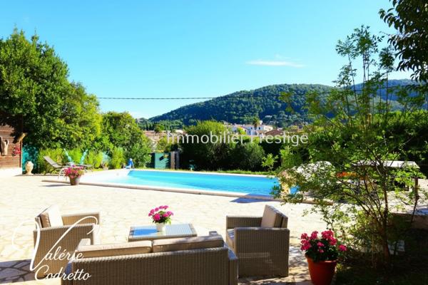 Villa 6 chambres avec terrain plat, piscine et 4 garages La Moutonne La Crau 155 m² habitables