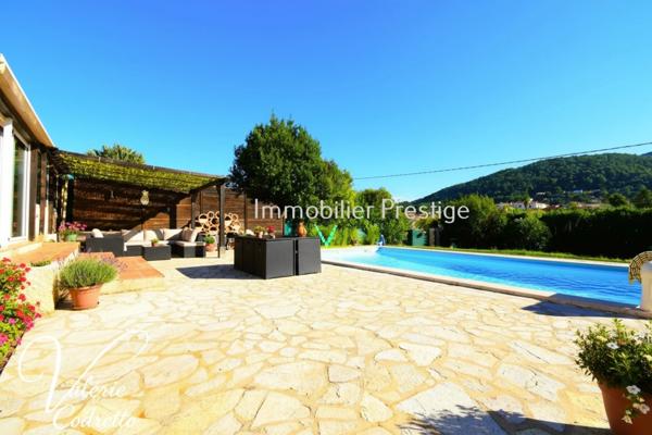 Villa 6 chambres avec terrain plat, piscine et 4 garages La Moutonne La Crau 155 m² habitables