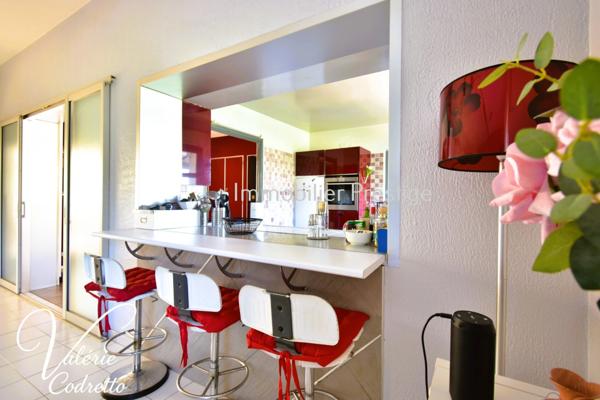 Villa 6 chambres avec terrain plat, piscine et 4 garages La Moutonne La Crau 155 m² habitables