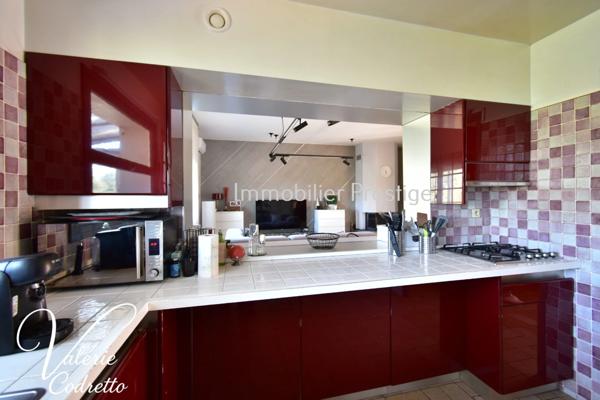 Villa 6 chambres avec terrain plat, piscine et 4 garages La Moutonne La Crau 155 m² habitables