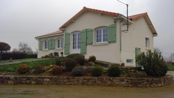 Maison en campagne à St Pierre des Echaubrognes des années 70 sur sous sol aménagé avec 3 chambres et 100m2 habitables
