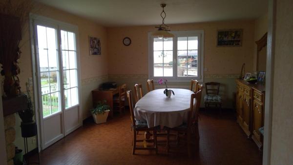 Maison en campagne à St Pierre des Echaubrognes des années 70 sur sous sol aménagé avec 3 chambres et 100m2 habitables