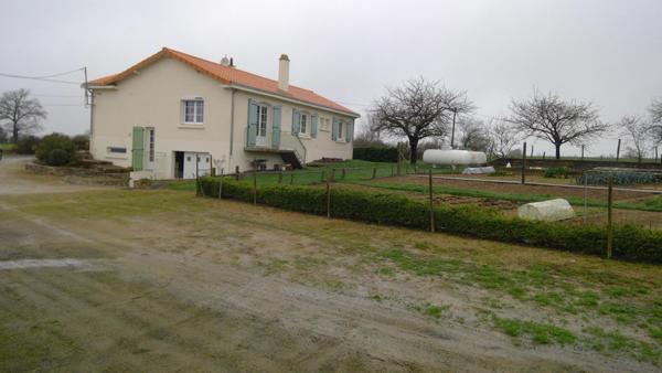 Maison en campagne à St Pierre des Echaubrognes des années 70 sur sous sol aménagé avec 3 chambres et 100m2 habitables