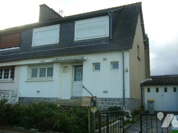 Maison T5 située à l'entrée du bourg avec garage et jardin. Commerces et école à proximité.