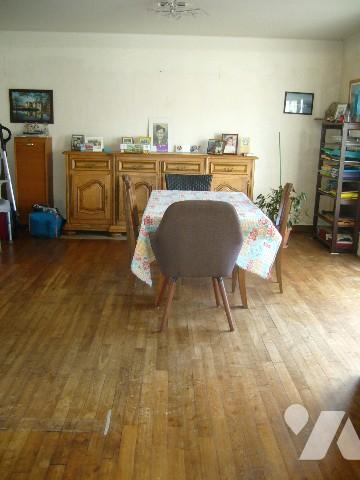 Maison T5 située à l'entrée du bourg avec garage et jardin. Commerces et école à proximité.