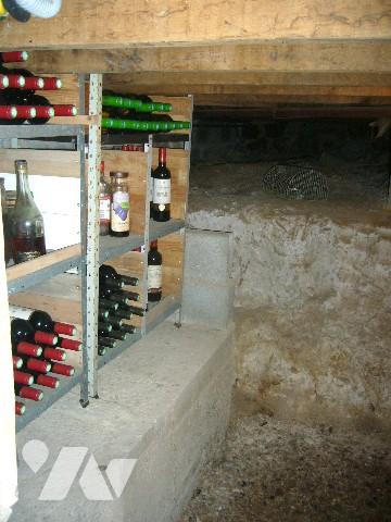 Maison T5 située à l'entrée du bourg avec garage et jardin. Commerces et école à proximité.