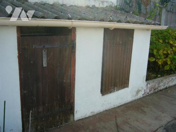 Maison T5 située à l'entrée du bourg avec garage et jardin. Commerces et école à proximité.
