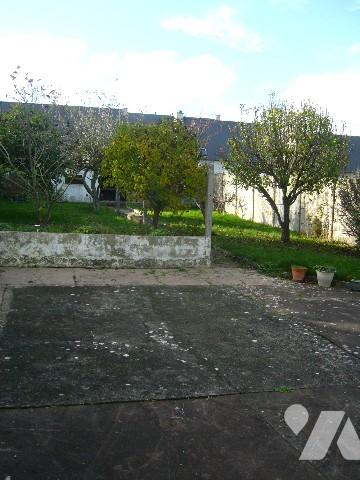 Maison T5 située à l'entrée du bourg avec garage et jardin. Commerces et école à proximité.