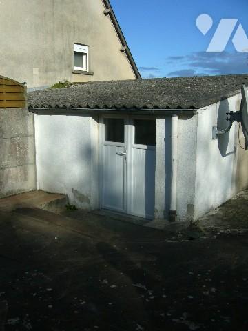 Maison T5 située à l'entrée du bourg avec garage et jardin. Commerces et école à proximité.