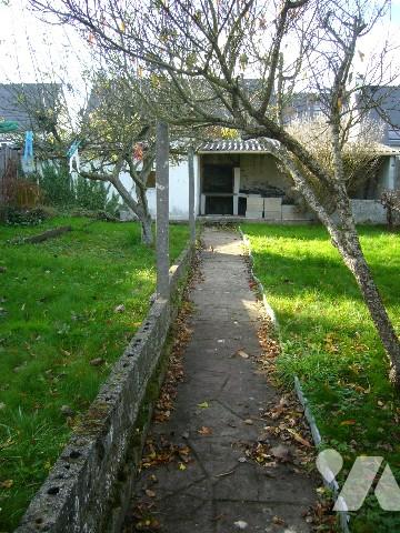 Maison T5 située à l'entrée du bourg avec garage et jardin. Commerces et école à proximité.