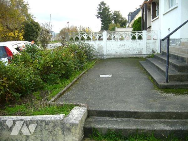 Maison T5 située à l'entrée du bourg avec garage et jardin. Commerces et école à proximité.