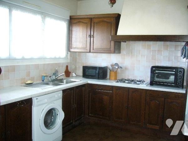 Maison T5 située à l'entrée du bourg avec garage et jardin. Commerces et école à proximité.