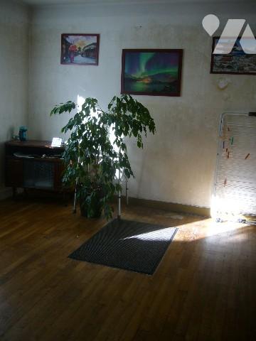 Maison T5 située à l'entrée du bourg avec garage et jardin. Commerces et école à proximité.