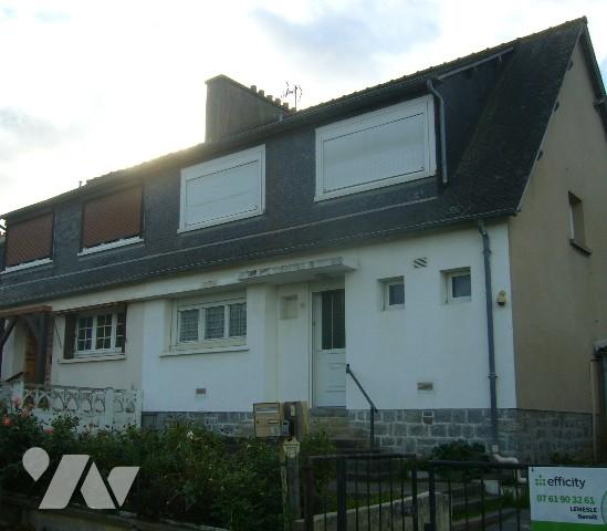 Maison T5 située à l'entrée du bourg avec garage et jardin. Commerces et école à proximité.